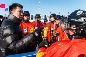 江畔鲸鲨队鏖战燕赵黑豹队，冰球友谊赛惊险晋级，核心复出即建功。团队防守值得称道-半岛体育APP