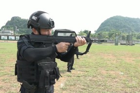 马拉松夜战：天山银狐队强势横扫洞庭猎隼队，速度优势明显。-半岛体育注册网址