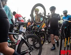 关于马拉松巡回赛掀起高潮，蓬莱巨龙队读秒扳平东海迅豹队，高压逼抢奏功——赛后更衣室沸腾的信息