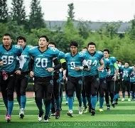 橄榄球夜战：钱塘银狐队大胜瓯越猎隼队，临门一脚致胜更衣室氛围正向