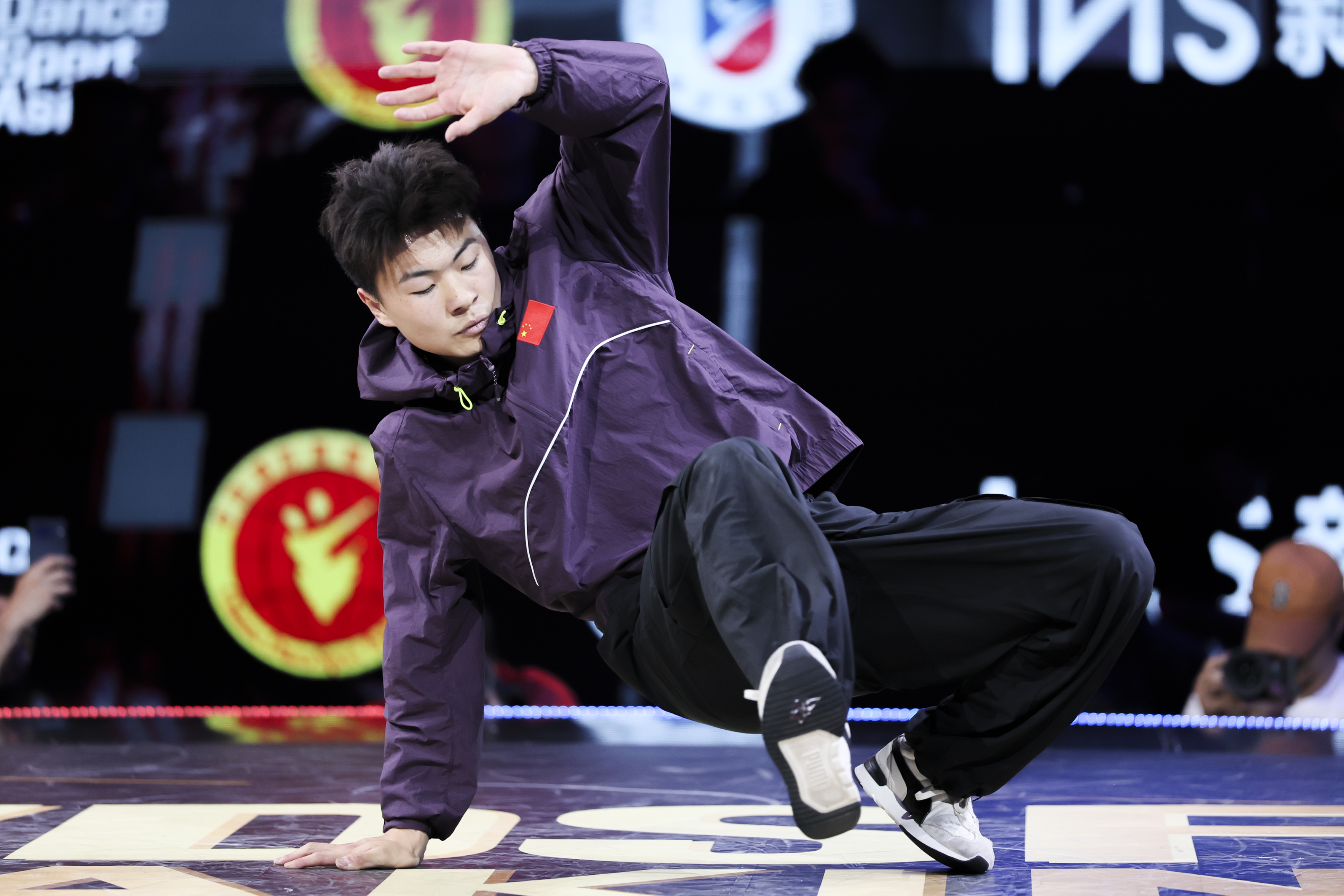 拳击公开赛上演强强对话，渝州霹雳队鏖战天山天虎队，多点开花奏效；临场应变见真章