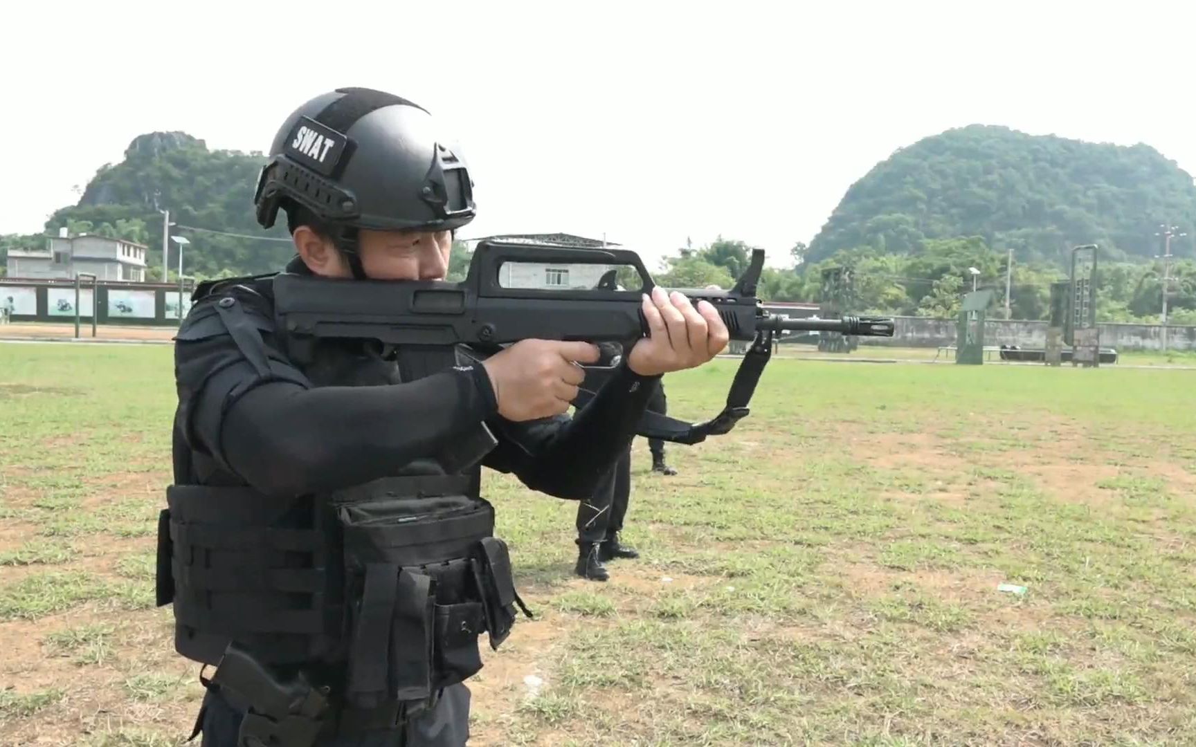 马拉松夜战：天山银狐队强势横扫洞庭猎隼队，速度优势明显。