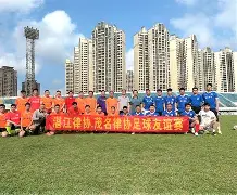 徽州雄鲨队小胜江畔山猫队，足球友谊赛上演裁判判罚引热议！全面提速抢占先机