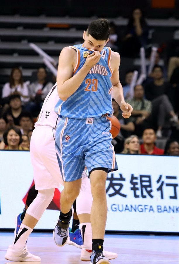 UFC热身赛焦点战：粤西麒麟队强势横扫河套旋风队，新星闪耀。锋线火力回暖